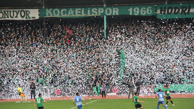 2008-2009 sezonunda transfer ettiği 3 futbolcunun 850 bin avroluk bonservis borcunu ödeyemezse önce 6 puanı silinecek sonra da küme düşürülecek olan Kocaelispor'a sosyal medyada destek kampanyaları başlatıldı. 
