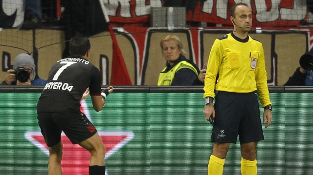Bayer Leverkusen-Tottenham maçında 5. hakem olarak görev yapan Barış Şimşek, verdiği kararla karşılaşmaya damga vurdu.