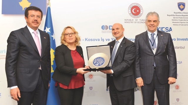 Ekonomi Bakanı Nihat Zeybekci (sol 1) ve Kosova Cumhuriyeti Sanayi ve Ticaret Bakanı Hykmete Bajrami (sol 2), Istanbul'da düzenlenen 'Türkiye - Kosova İş ve Yatırım Forumu'na katıldı. Toplantının ardından DEİK Başkanı Ömer Cihad Vardan (sağ 2), Bajrami'ye hediye takdim etti. Toplantıda; DEİK ile Kosova Yatırım ve İşletmeleri Destekleme Ajansı ve DEİK ile Kosova Türkiye Ticaret Odası arasında iyi niyet anlaşması da imzalandı.