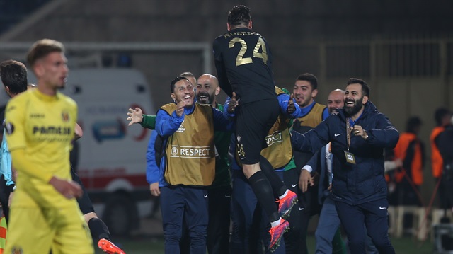 Osmanlıspor'un golcüsü Rusescu, Villarreal ağlarına attığı ikinci golden sonra böyle sevindi. 