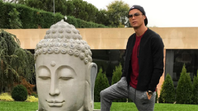 Cristiano Ronaldo bu fotoğrafı paylaşınca budistler tepki gösterdi.