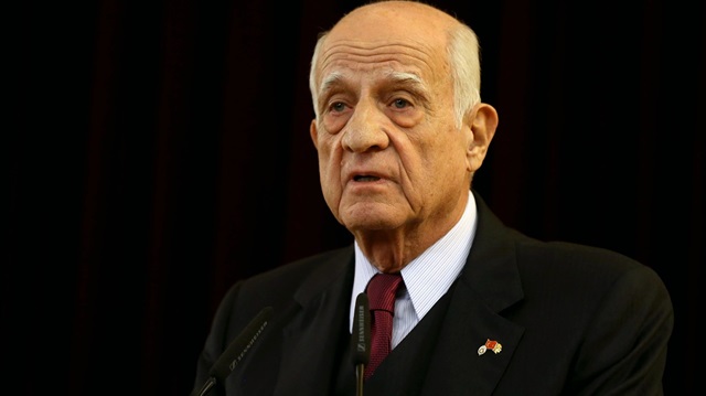 Galatasaray Vakfı Başkanı İnan Kıraç, Dursun Özbek'in Riva ve Florya projelerinin zamanlamasının uygun olmadığını açıkladı ve oyunun 'hayır' olacağını belirtti.