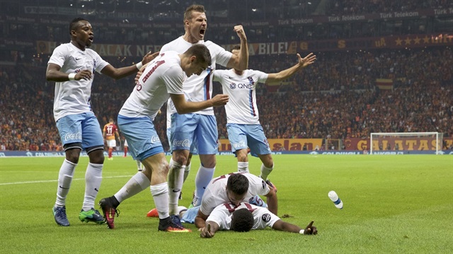 Trabzonspor, Dame N'Doye'un attığı golle Galatasaray'ı 1-0 mağlup etti. 