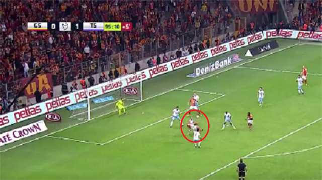 Galatasaraylı Eren Derdiyok, Trabzonspor maçının son dakikasında röveşataya kalktı ancak top direkten döndü.