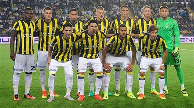 Van der Wiel sezon başında PSG ile kontrat yenilememiş ve Fenerbahçe'ye imza atmıştı. Sarı lacivertlilerde Pereira döneminde ilk 11'in vazgeçilmezi olan Hollandalı futbolcu Advocaat'ın gelişiyle birlikte yerini Şener Özbayraklı'ya bıraktı.