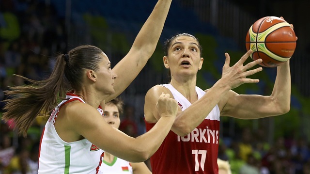 Kadın basketbolunun unutulmaz isimleri arasına giren Nevriye Yılmaz, 36 yaşında aktif sporculuk hayatını noktaladığını açıkladı.