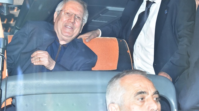 Fenerbahçe'yi Konya karşılayan sarı lacivertli taraftarlar Aziz Yıldırım'ı istifaya davet etti. 