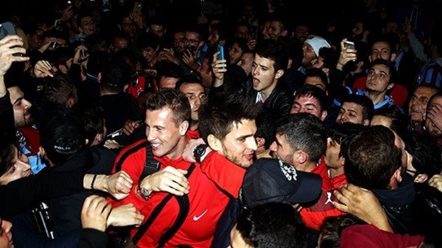 Taraftarlar Trabzonsporlu futbolculara sevgi gösterilerinde bulundu.
