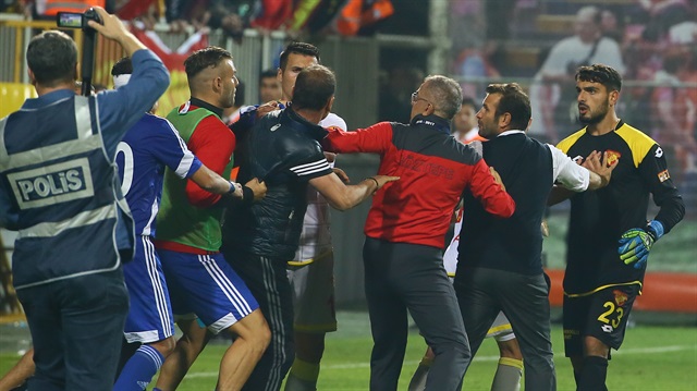 Göztepe-Eskişehirspor maçında ev sahibi takımın attığı gol konuk ekibin teknik direktörü Alpay Özalan'ın tepkisini çekti. Genç teknik adam takımını sahadan çekerken maç yarıda kaldı. 