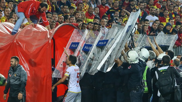 Göztepe-Eskişehirspor karşılaşması, 2-1 ev sahibi ekibin lehine devam ederken, konuk ekibin sahayı terk etmesi sonrası hakem kararıyla tatil edilmişti.
