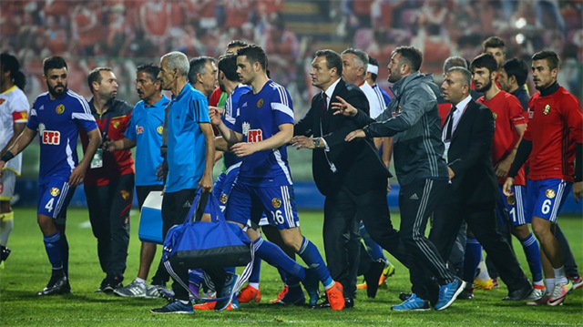 Eskişehirspor Teknik Direktörü Alpay Özalan, Göztepe'nin attığı gol sonrasında takımı sahadan çekmişti. Daha sonra hakemler, soyunma odasından çıkmama kararı alarak maçı tatil edilmişti.