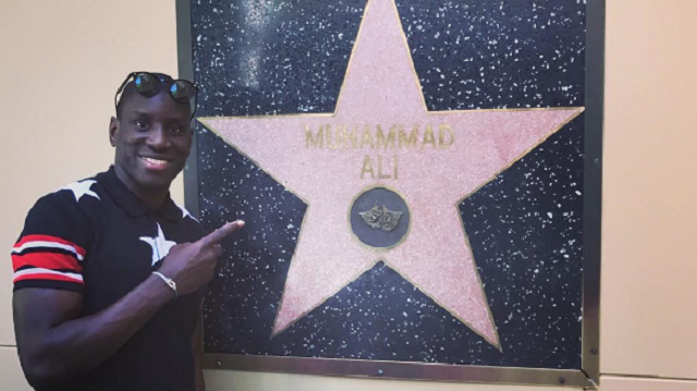 Muhammed ali'nin Hollywood Bulvarı'na konulan yıldızı diğer yıldızların aksine yerde değil, duvara asılıdır. Efsane boksörün 'Peygamberim Hz. Muhammed'in adını ayaklar altına koydurmam'deyip, bunda diretince organizatörler talebini kabul etmişler ve Muhammed Ali'nin yıldızını üstüne basılmaması için Kodak Theatre'ın duvarına asmışlardır.