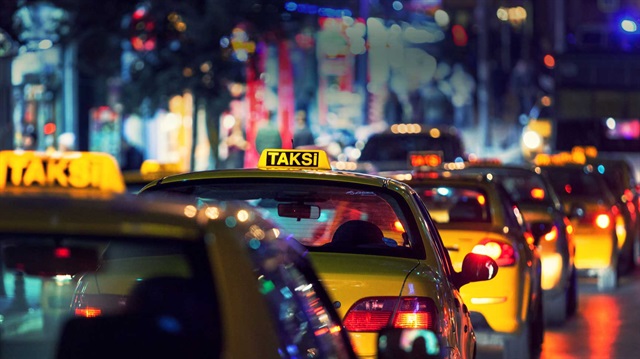 Sivil Yaşam Derneği üyeleri, İstanbul'da aracında sigara içilmemesi için uyardığı kişilerce darp edilen taksi şoförüne destek için Konya'daki bir taksi durağında taksicilerle bir araya geldi. 