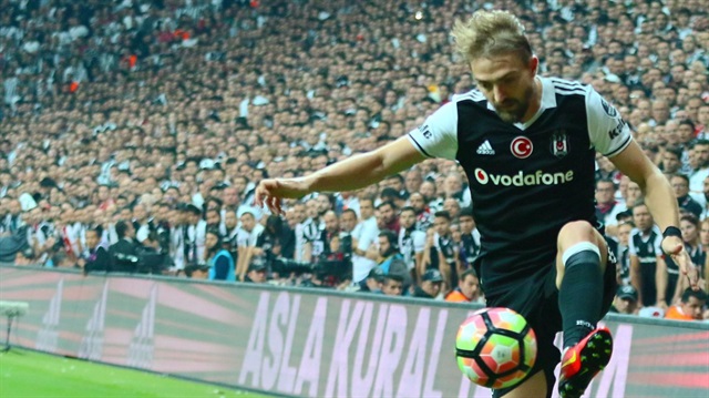 Antalyaspor maçında sakatlanan Caner Erkin'in 5 ile 6 ay arasında sahalara dönmesi bekleniyor. 