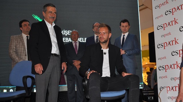 Eskişehirspor-Ümraniyespor maçında 70 metreden gol atan kaleci Ruud Boffin'in ayak ve el izi "Altın ayaklar" projesine dahil edildi.