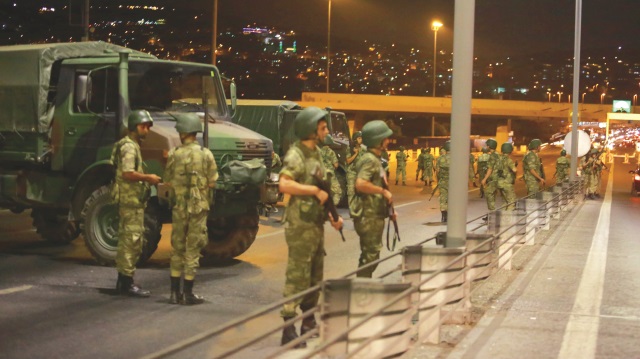 Darbeci askerler 15 Temmuz gecesi Şehitler Köprüsü'nü trafiğe kapatıp düzen almıştı.
