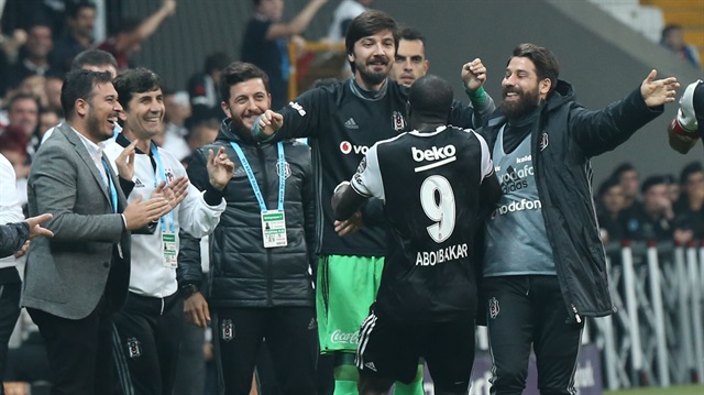 İlk yarının son dakikasında Antalyaspor ağlarını sarsan Aboubakar, gol sevincini yedek kulübesindeki Tolga Zengin'le yaşadı.