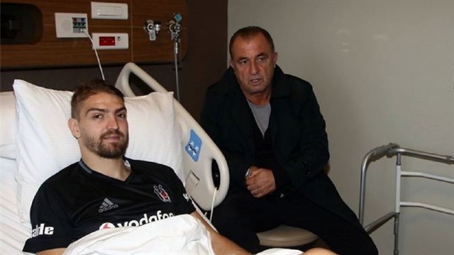 Ameliyat olan Caner Erkin'i Türkiye Futbol Direktörü Fatih Terim de hasatanede ziyaret emişti. 