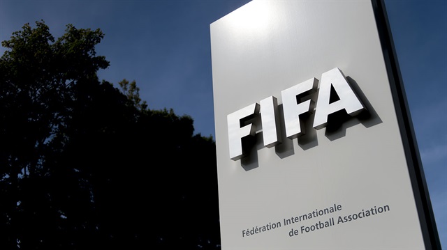 FIFA'dan yapılan yazılı açıklamada, futbolcuların transferleriyle ilgili yönetmeliğin 19. maddesi ve Disiplin Talimatı'nın 13. ve 14. maddelerinin ihlal edildiği gerekçesiyle RFEF'e ceza verildiği ifade edildi.