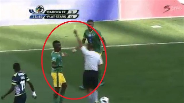 Hakem tarafından sarı kartla cezalandırılan Güney Afrikalı orta saha oyuncusu Sipho Moeti 24 yaşında.