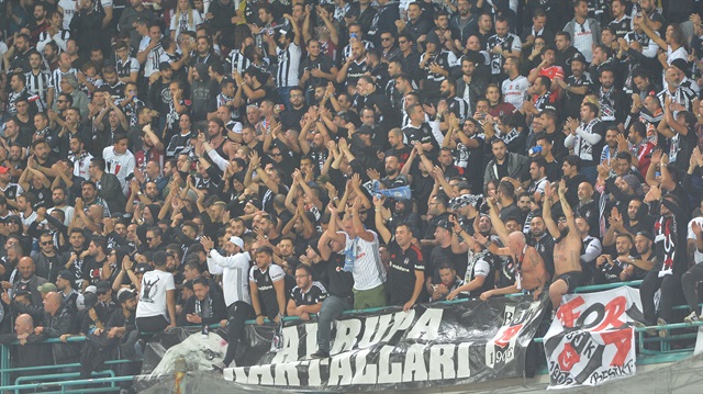 Beşiktaş'ın Napoli'yi 3-2 yendiği karşılaşmada siyah-beyazlı taraftarlar İtalya'da takımlarını yalnız bırakmamıştı.