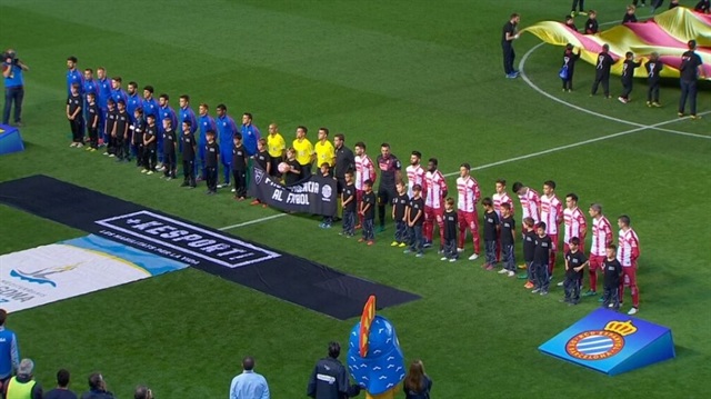 Maç öncesi takımlarda bulunan Katalan futbolcuların milli marşa eşlik etmemesi üzerine tartışma çıktı.