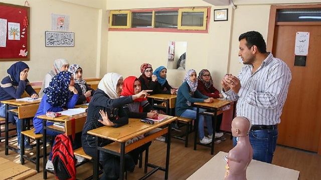 Merkezde ayrıca gönüllü doktorluk da yapan Battah, düşerek yaralanma gibi basit olaylarda ilk müdahaleyi yaptığını, çocukların sağlık durumunu da takip ettiğini söyledi.