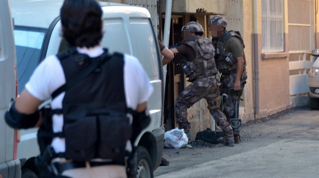 Adana'da terör örgütü DEAŞ'ın hücre evine baskın düzenlendi.