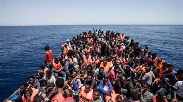 Operasyon sırasında 107 göçmenin kurtarıldığı botlardan birinde, 25 göçmenin cesedine ulaşıldı.