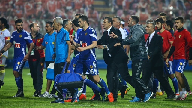Göztepe-Eskişehirspor maçında ev sahibi takımın attığı gol konuk ekibin teknik direktörü Alpay Özalan'ın tepkisini çekmişti. Genç teknik adam takımını sahadan çekerken maç da yarıda kalmıştı.