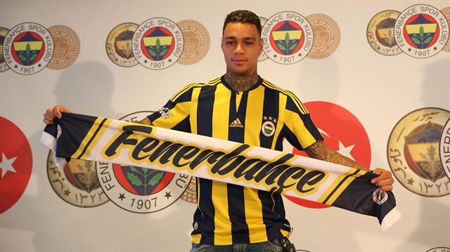 Van der Wiel, sezon başında PSG'den bonservis bedelsiz olarak Fenerbahçe'ye transfer oldu. 