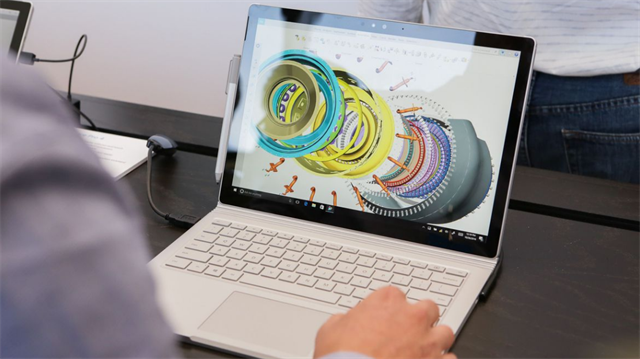 Microsoft Surface Book i7 hem tablet hem dizüstü bilgisayar olarak kullanılabiliyor.