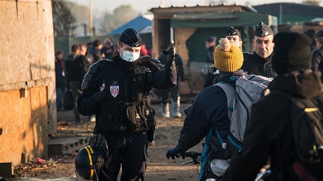 Fransız polisi Calais mülteci kampını boşaltırken, kampta kalmaya devam edenleri gözaltına aldı.