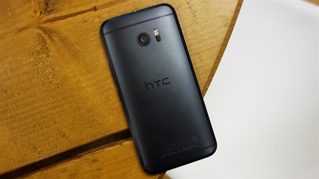 Türkiye akıllı telefon kullanıcıları, garanti kapsamında yetkili servise verdikleri HTC ve LG markalı telefonlarından aylarca haber alamıyor.