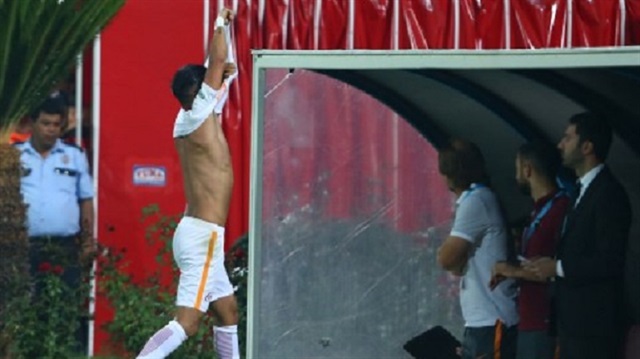 Yasin Öztekin, oyundan alındıktan sonra formasını çıkartıp Riekerink'e tepki gösterdi. 