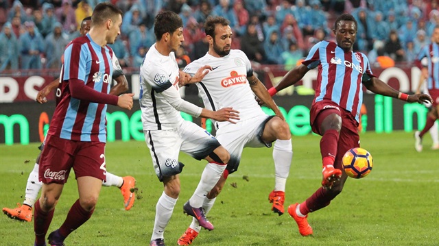 Trabzonspor, iki kez öne geçtiği karşılaşmada Çaykur Rizespor'la 2-2 berabere kaldı. 