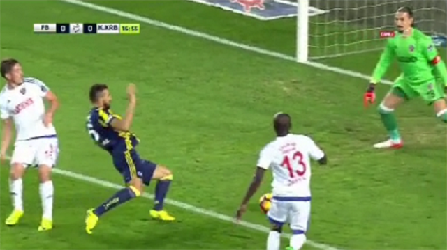 Fenerbahçe'nin kaptanı Mehmet Topal'ın düşürülmesi sonrası kazanılan penaltı atışı sosyal medyada tartışma çıkardı. 