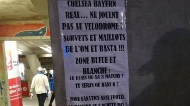 Stadın kuzey girişinde maç öncesi Marsilya taraftarları bazı hatırlatmalar yaptı.