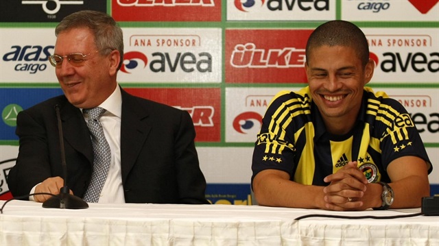Fenerbahçe Başkanı Aziz Yıldırım, Alex'i 2014 yılının Temmuz ayında Fenerbahçe'ye transfer etmişti. Brezilyalı yıldız sarı lacivertli forma altında 171 gole imza atmıştı. 