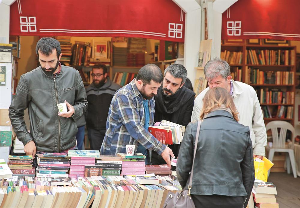 Kitap Sanal Aslanin Agzinda