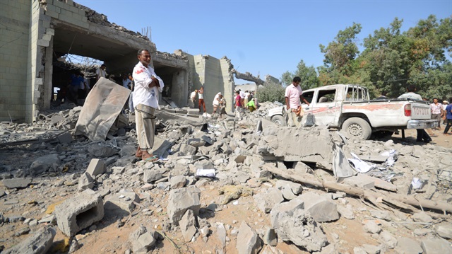 Yemen'in el-Zeydiye bölgesine yapılan hava saldırısı sonrası bölgedeki enkaz. 
