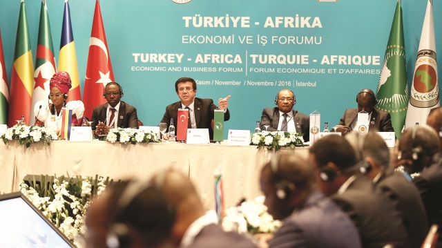 Türkiye-Afrika Ekonomi ve İş Forumu, ikinci gününde İstanbul Lütfi Kırdar Kongre Merkezi'nde devam etti. Ekonomi Baka nı Nihat Zeybekci, (ortada) "Afrika'daki Yatırım Projelerinin Finansmanı, Altyapı, Ulaştırma ve Enerji" konu başlıklı oturuma katılarak konuşma yaptı.