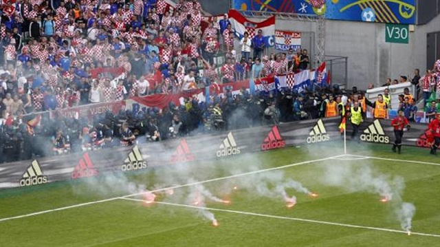 Hırvatistan, taraftarının sebep olduğu olaylardan dolayı birçok kez FIFA tarafından cezalandırılmıştı.