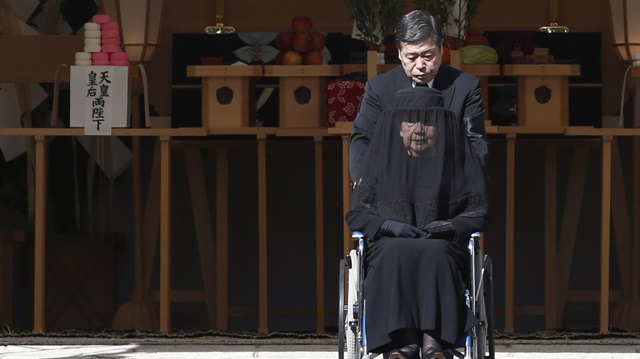 Prens Mikasa'nın cenazesine 93 yaşındaki eşi Prenses Yuriko, prensin tabutunu Tokyo'daki Toşimagaoka mezarlığına götüren konvoyda tekerlekli sandalyesiyle yer aldı.