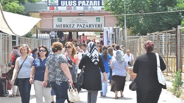 Yunan ve Bulgar turistler kentte her hafta cuma günleri kurulan Ulus Pazarı'na ilgi gösteriyor.