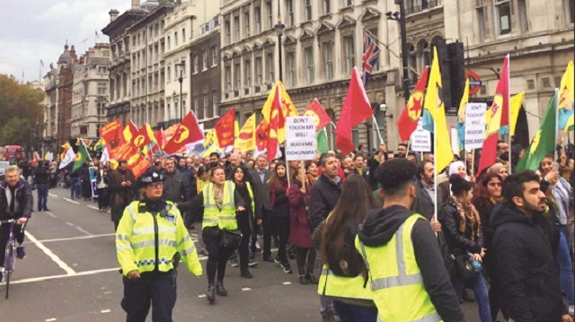 İngiltere'nin başkenti Londra'da, HDP'li vekillerin gözaltına alınmasını protesto 
eden bir grup, parlamento meydanında toplanarak Türk Büyükelçiliği'ne doğru yürüyüşe geçti.  