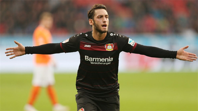 22 yaşındaki Hakan Çalhanoğlu, Bayer Leverkusen formasıyla bu sezon çıktığı 12 resmi maçta 3 gol atarken, 2 de asist yapma başarısı gösterdi.