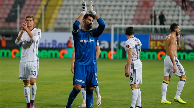 Volkan Demirel, hatalı gol yiyen Akhisar kalecisi Fatih Öztürk'e sahip çıktı.