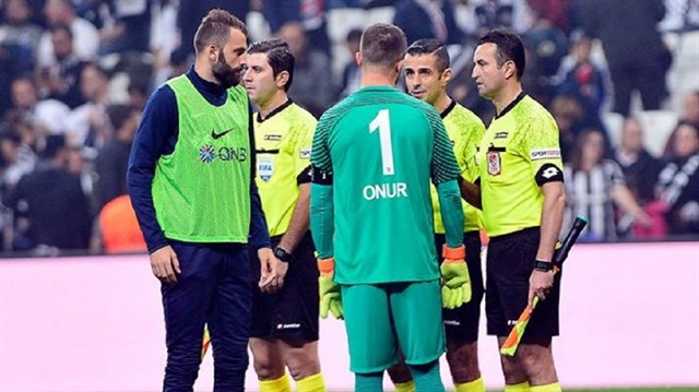 Mete Kalkavan'ın kararlarıyla damga vurduğu mücadelede Beşiktaş, Trabzonspor'u 2-1 mağlup etti.