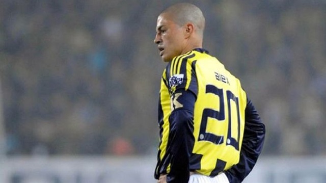 2004-2012 yılları arasında Fenerbahçe forması giyen Alex, Süper Lig'de çıktığı 245 maçta 136 gol kaydetmişti.